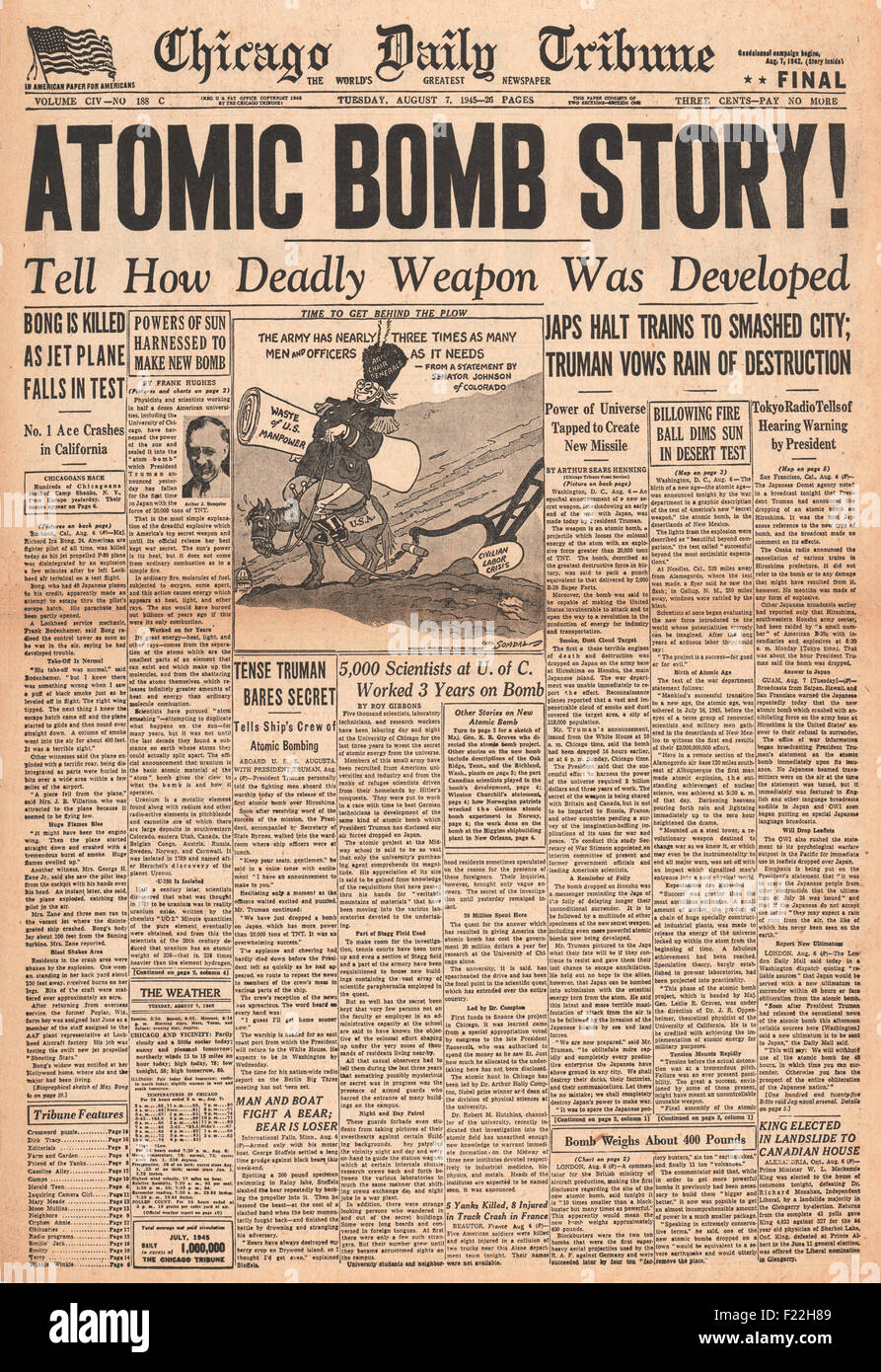 1945 Chicago Daily Tribune front page reporting Atom Bomb Dropped On Hiroshima Stock Photo