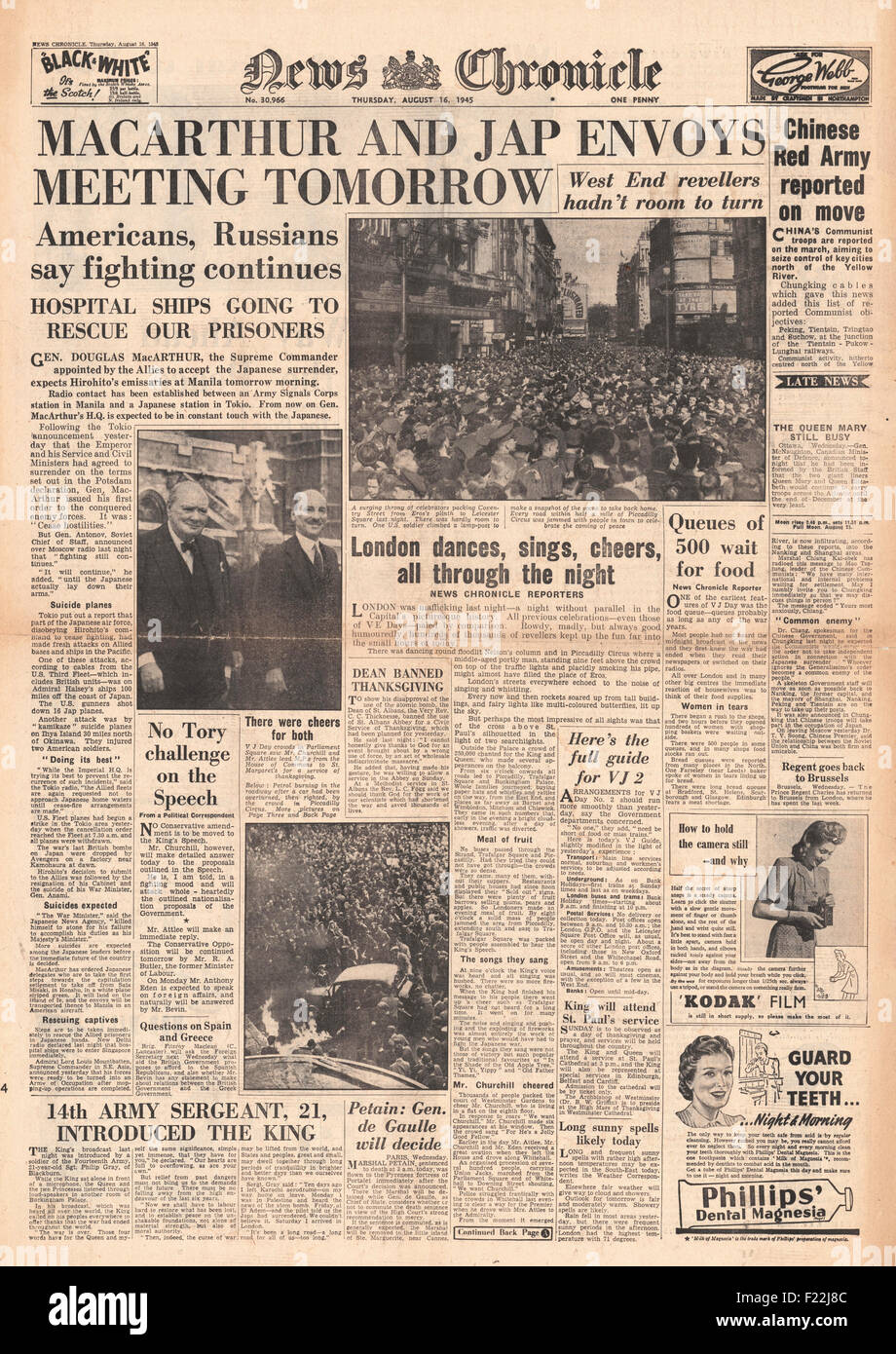 1945 News Chronicle front page reporting  General MacArthur to meet Japanese envoys in Manilla to discuss surrender terms Stock Photo