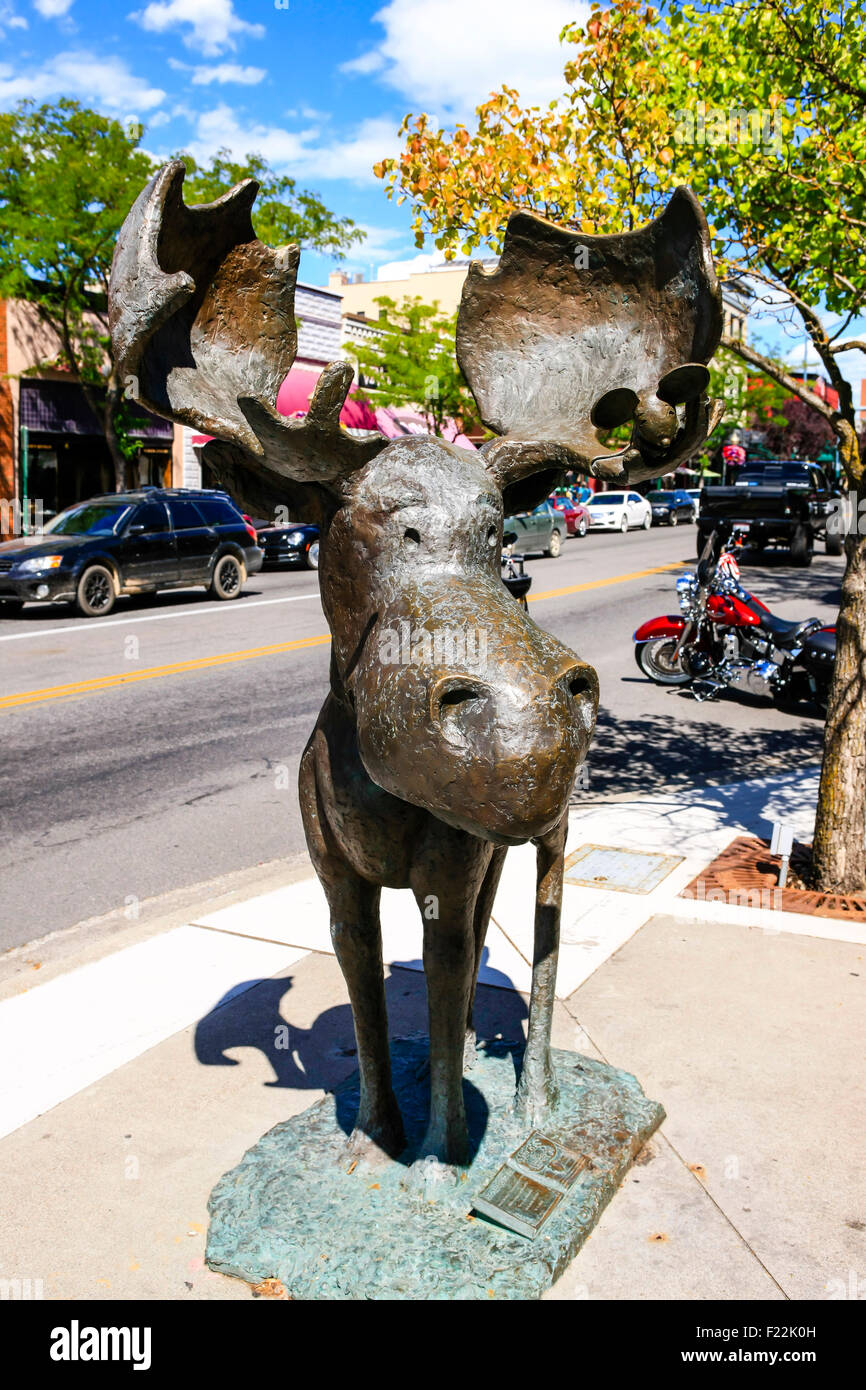 mudgy-moose-statue-the-mascot-of-coeur-dalene-in-idaho-F22K0H.jpg