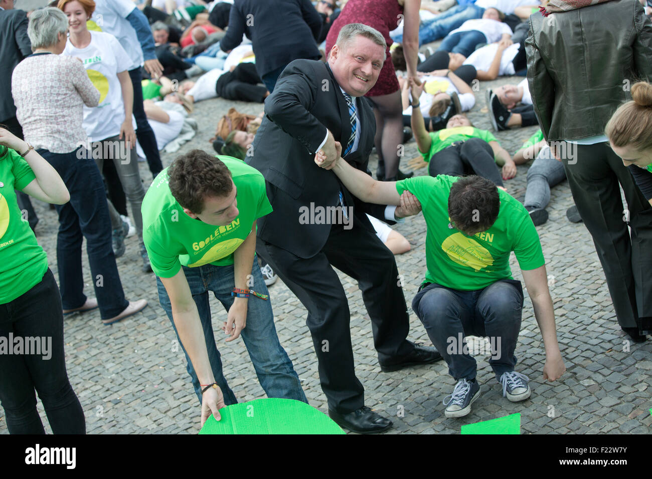 Berlin, Germany. 10th Sep, 2015. German Health Minister Hermann Groehe (CDU) helps up a young man who was lying on the ground as part of the '600 Lives' campaign in front of the Brandenburg Gate in Berlin, Germany, 10 September 2015. The campaign is part of World Suicide Prevention Day. The number 600 represents the 600 young people who commit suicide each year in Germany. Credit:  dpa picture alliance/Alamy Live News Stock Photo