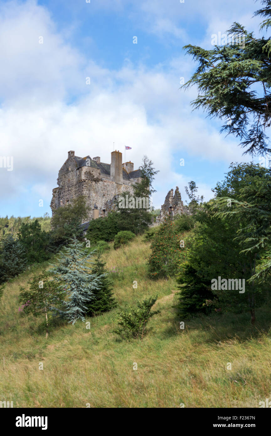 Neidpath Castle on the bank of the River Tweed, Peebles, Peeblesshire, Scottish Borders, Scotland, U.K. Stock Photo