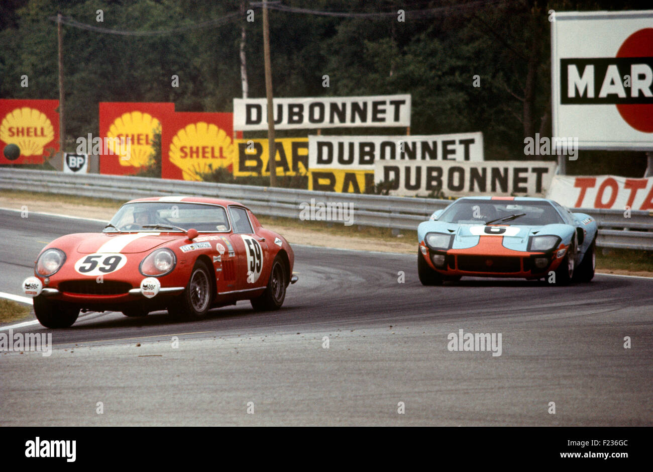 59 Jacques Rey Claude Haldi Ferrari 275 GTB, 6 Ford GT40  Gulf JW team car of Jacky Ickx and Jackie Oliver which won the race, at Mulsanne Corner 15th June 1969 Stock Photo