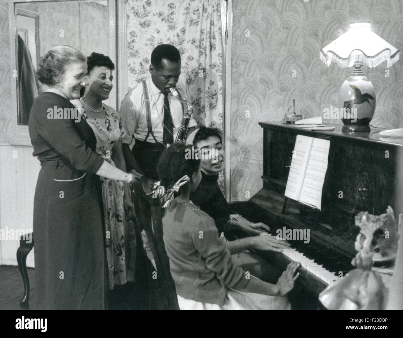SHIRLEY BASSEY Welsh singer in 1956 with her mother and father and other family members in her sister's Highgate home . Stock Photo