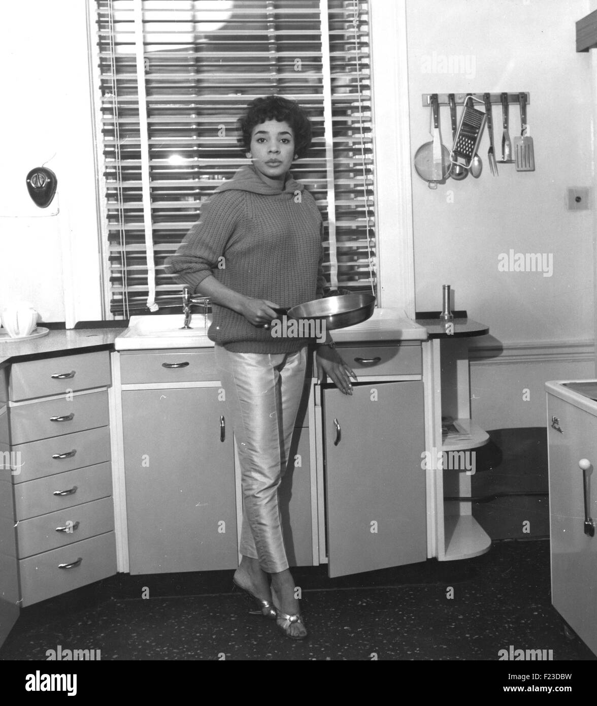 SHIRLEY BASSEY at her London home in 1956 Stock Photo