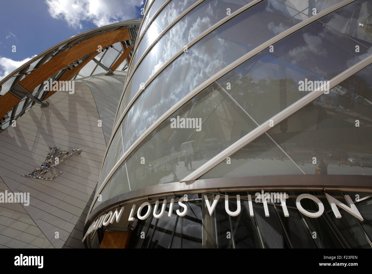 The modern architecture of Louis Vuitton Foundation by Frank Gehry ...