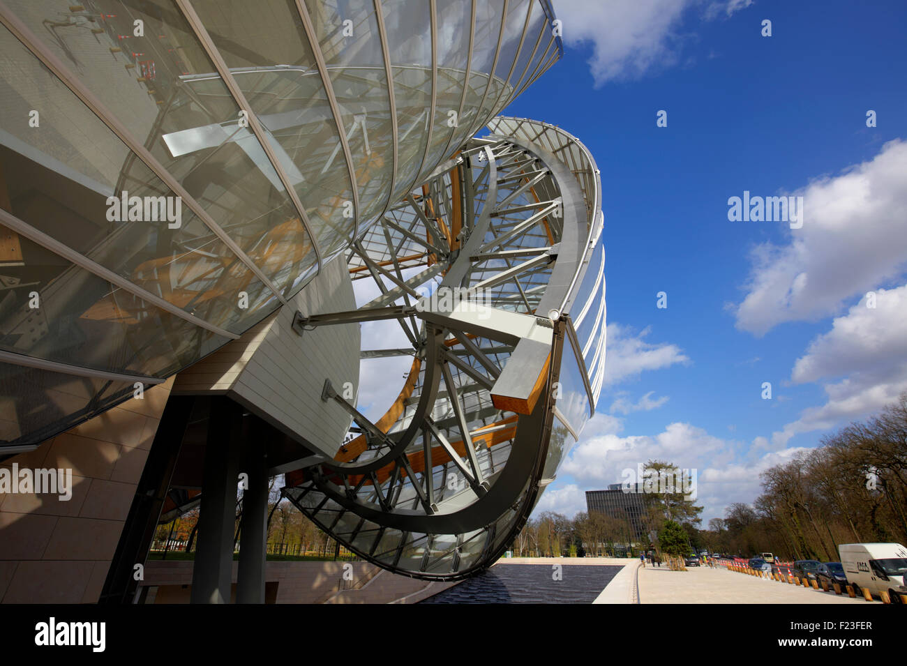 The modern architecture of Louis Vuitton Foundation by Frank Gehry ...