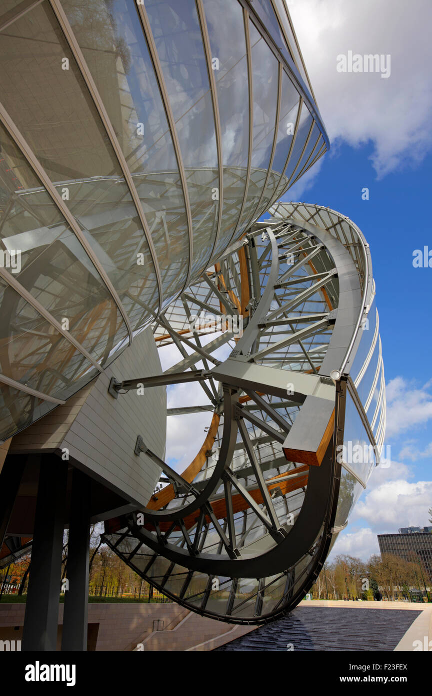 The modern architecture of Louis Vuitton Foundation by Frank Gehry ...