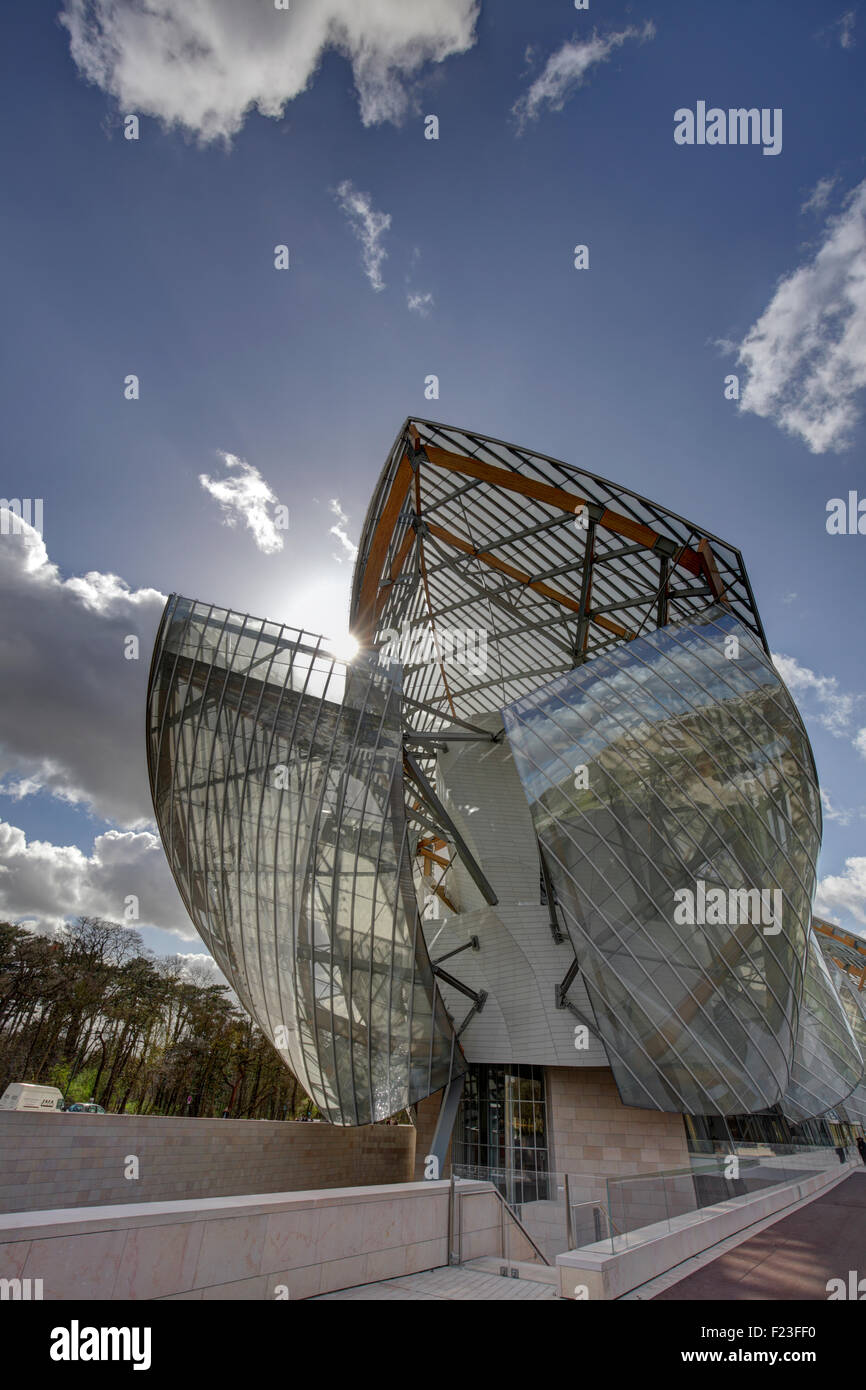 The modern architecture of Louis Vuitton Foundation by Frank Gehry ...