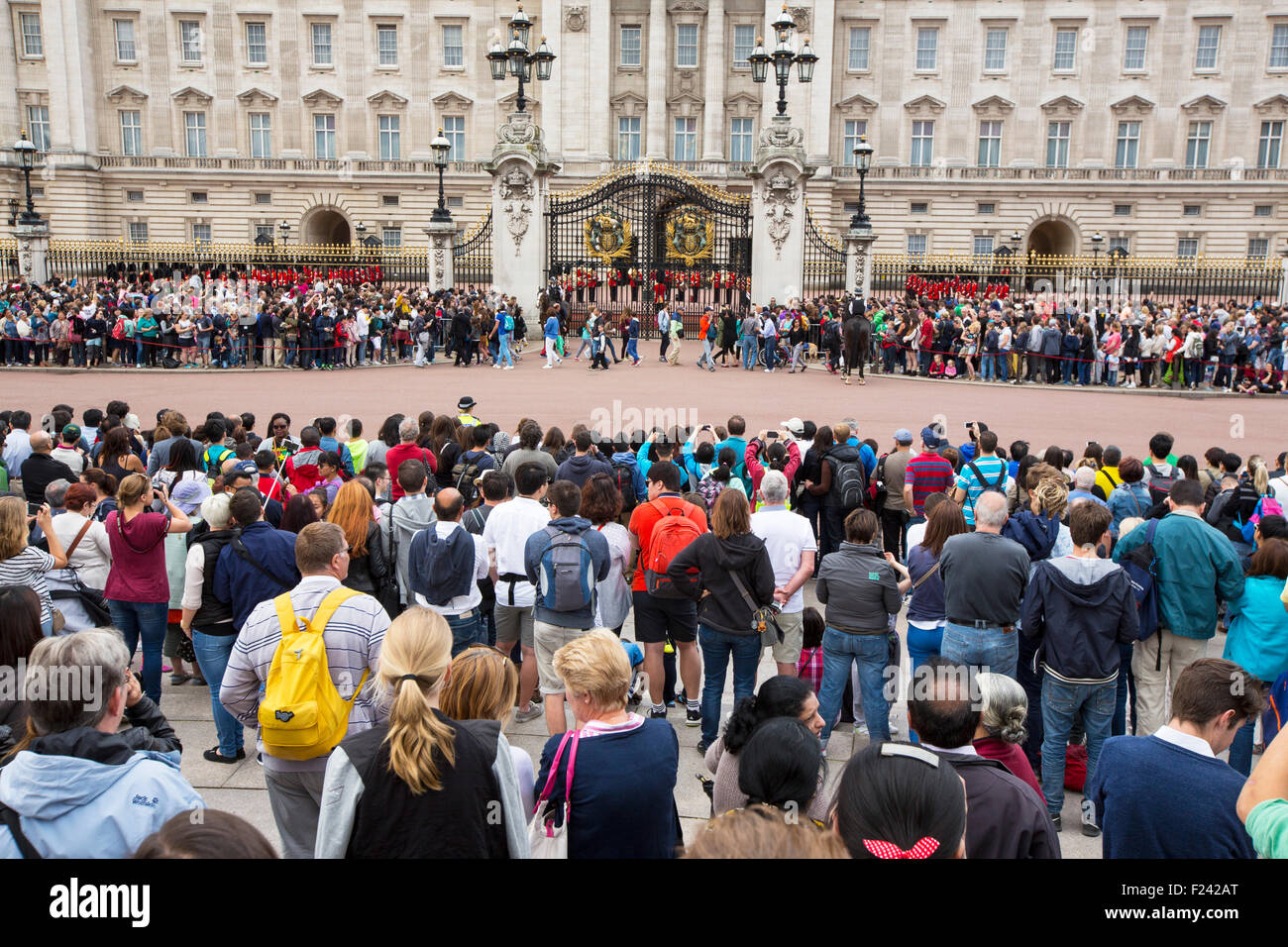 Tourists queue to watch the changeing of the guard at Buckingham Palace, London, UK. Stock Photo
