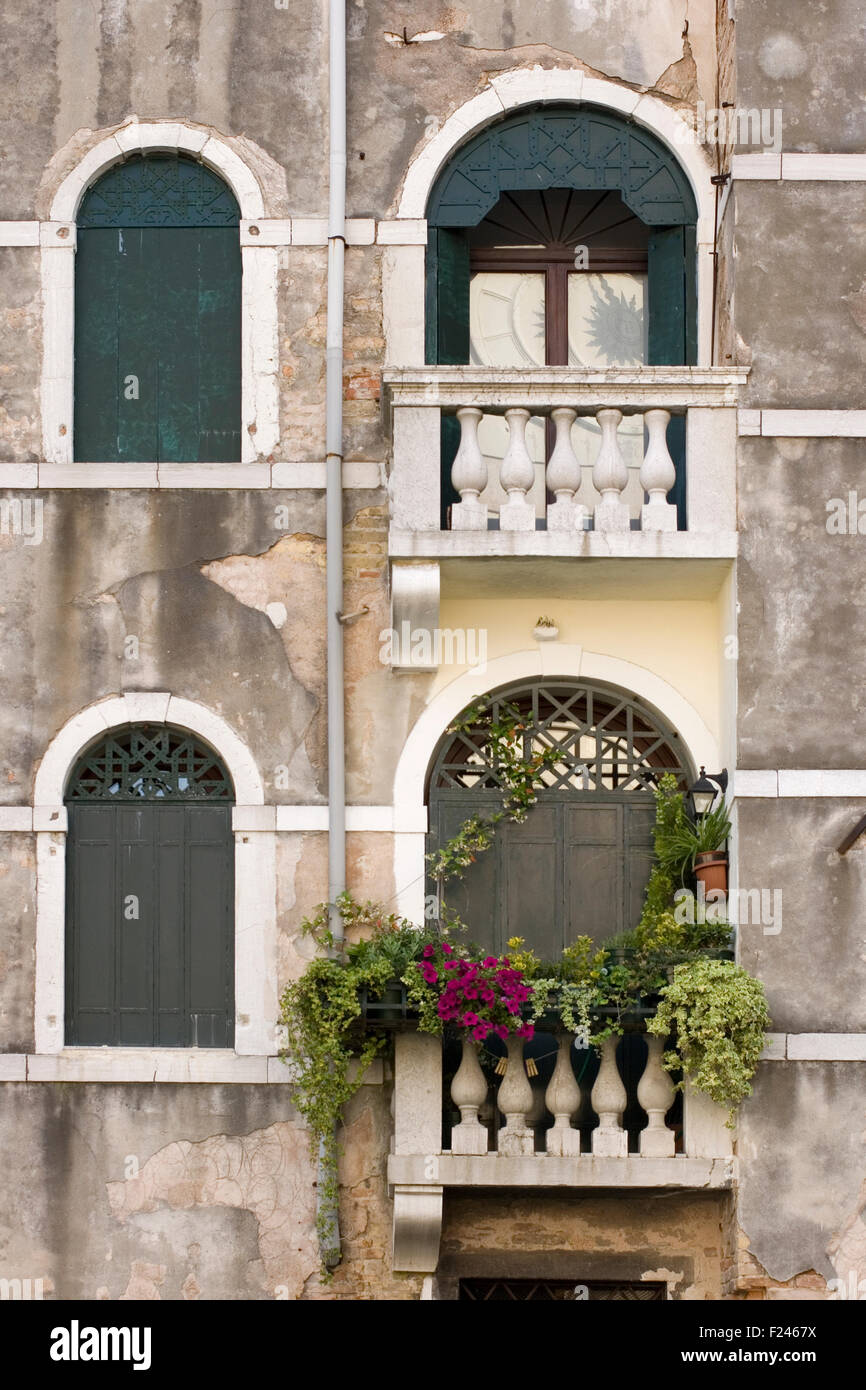 Дома с венецианскими окнами