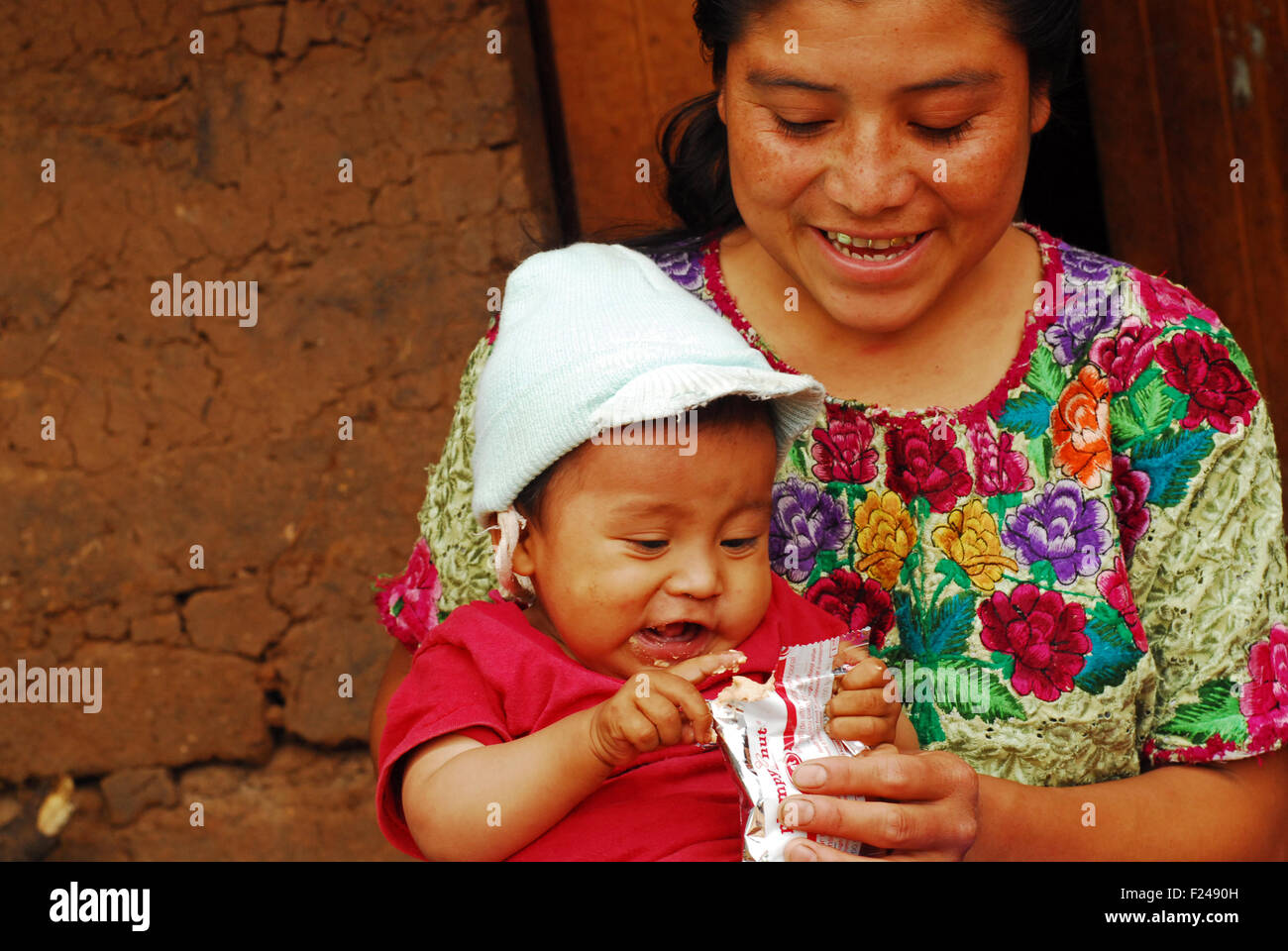 Guatemala, San Bartolo, mother giving complementary food plumpy nut to baby (Osber danilo sontay Ramirez 11 months, Candelaria Sandiega Ramirez Ramires 23 years) Stock Photo