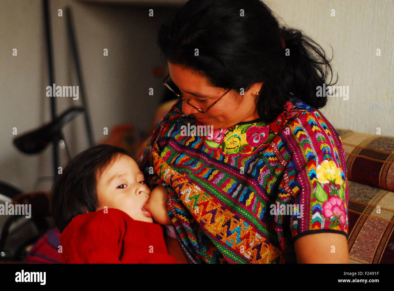 Guatemala, San Cristobal Totonicapan, mother breasfeeding baby boy ( Miguel Angel Xicay Vasquez 2 years, Faustina Vicenta vasquez Vasquez 34 years) Stock Photo