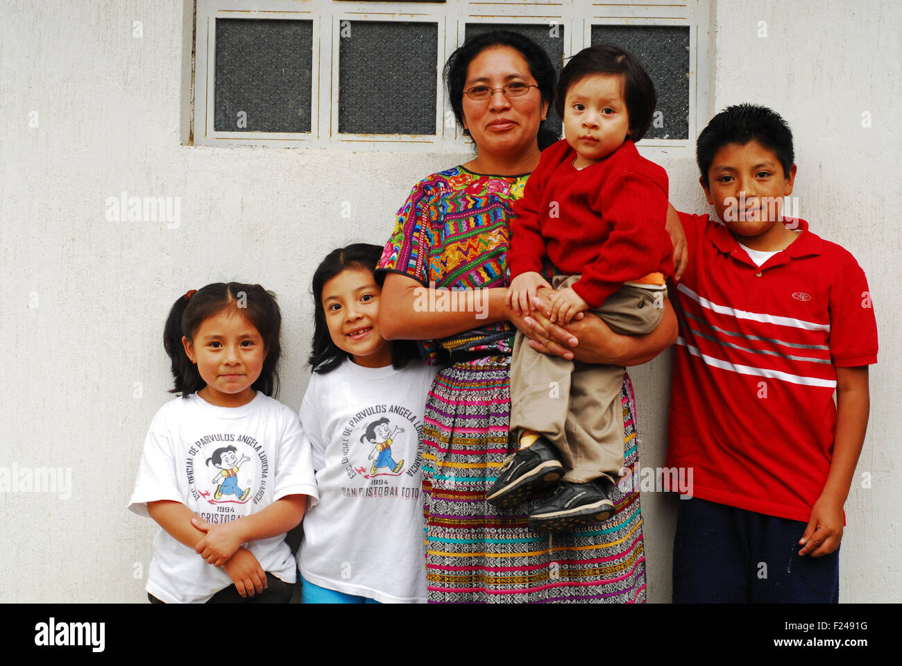 Guatemala, San Cristobal Totonicapan, mother and children in front of house ( Miguel Angel Xicay Vasquez 2 years, Faustina Vicenta vasquez Vasquez 34 years) Stock Photo