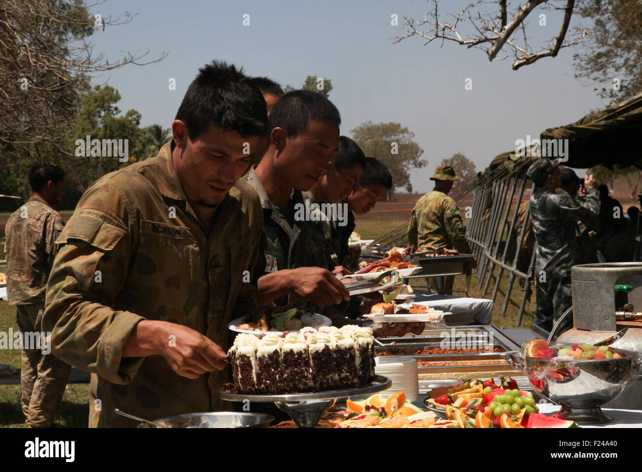 150911 Darwin Sept 11 2015 Xinhua Soldiers Get Food Their