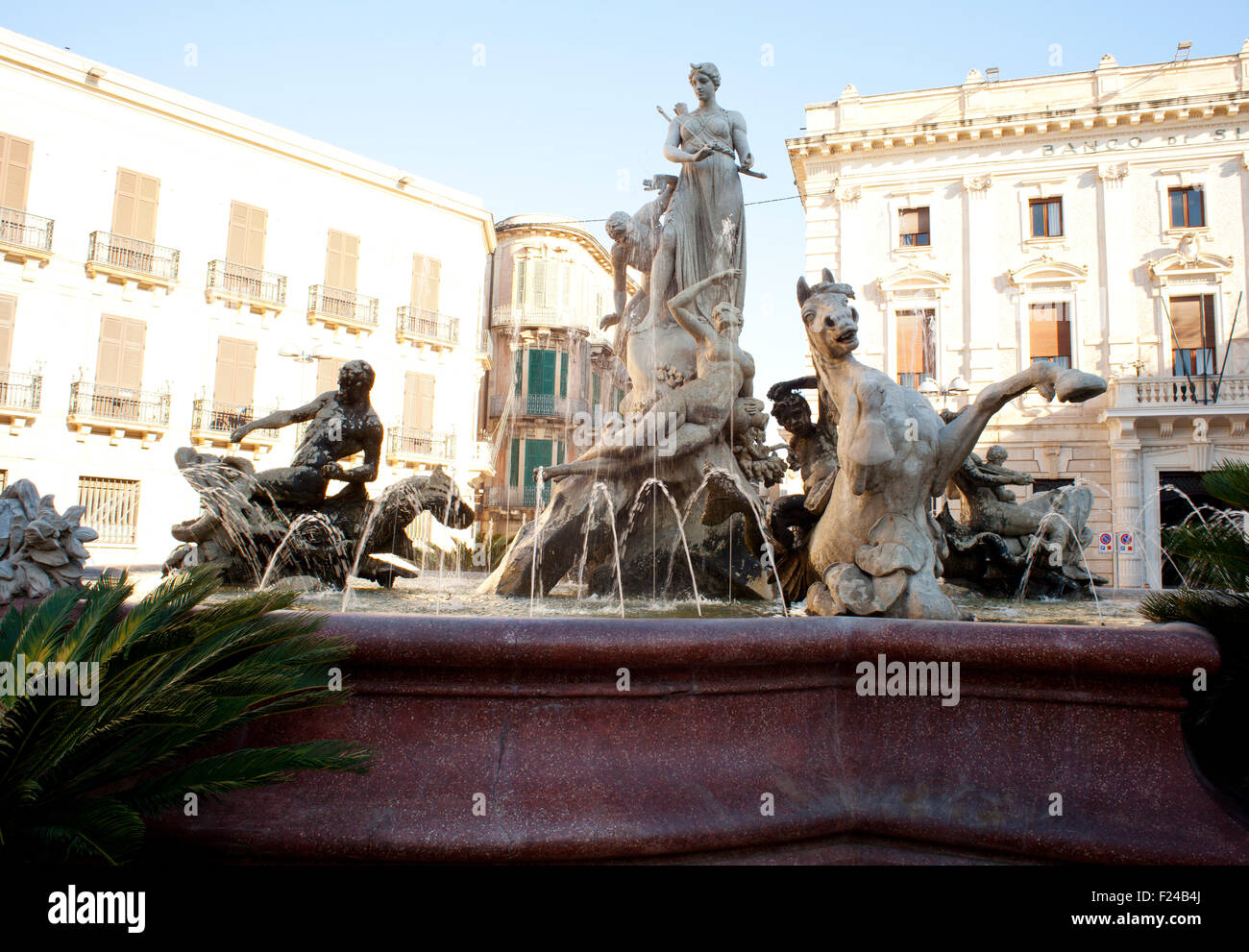 Artemide fountain in Syracuse Sicily, Italy Stock Photo Alamy