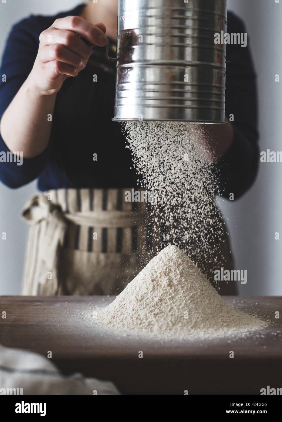 Sieving hires stock photography and images Alamy