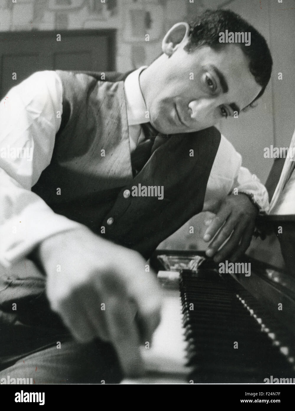 LIONEL BART  (1930-1999) English musical composer in 1960 Stock Photo