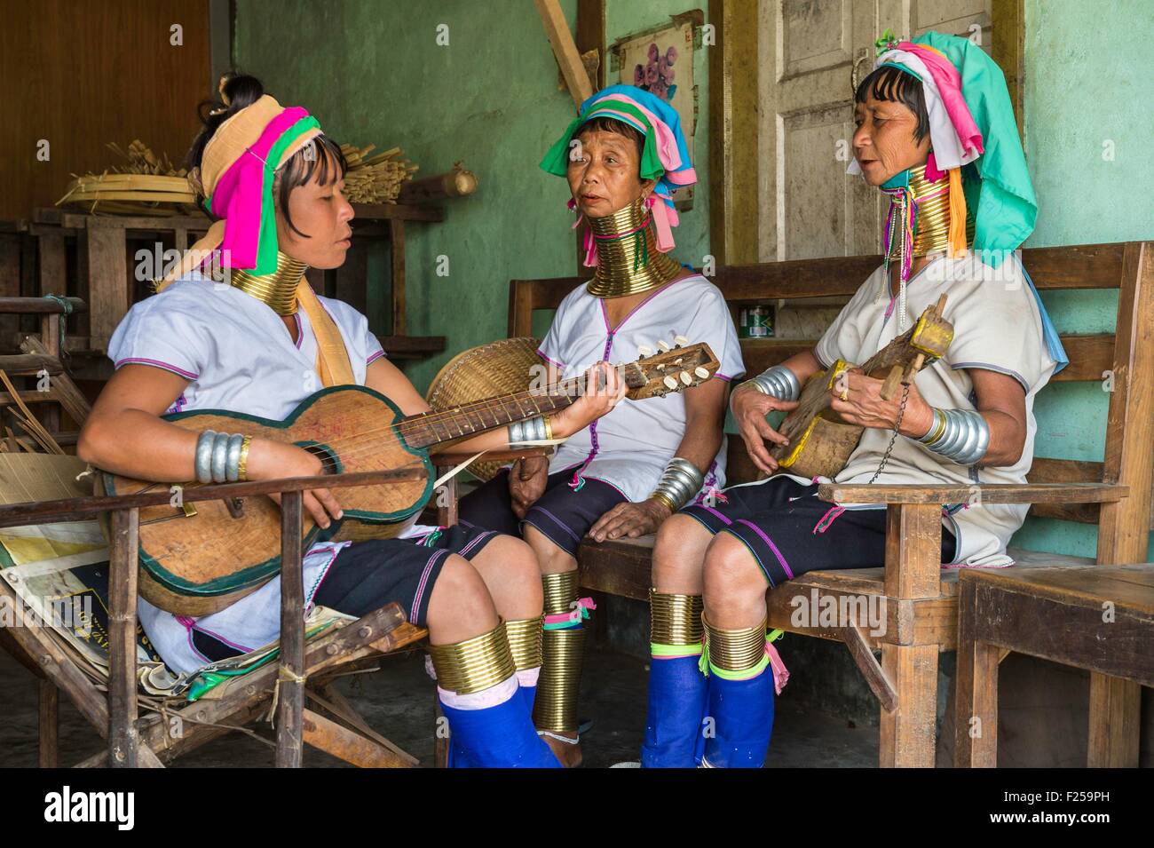 Myanmar (Burma), Kayah state, Kayan tribe (Padaung), Loikaw area, Kon Ta village, Moe Lone et Moe Bu, women named giraffe women playing traditionnal guitar Stock Photo