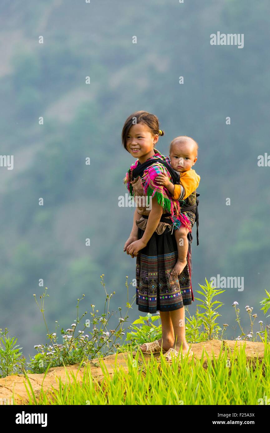 Vietnam, Yen Bai province, Mu Cang Chai District, La Pan Tan, child near the rice plantations Stock Photo