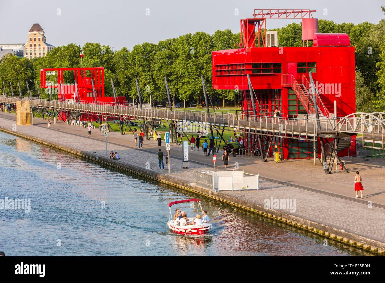 France, Paris, the Parc de la Villette, designed by architect Bernard  Tschumi in 1983, the Ourcq canal, red buildings called Folies Stock Photo -  Alamy