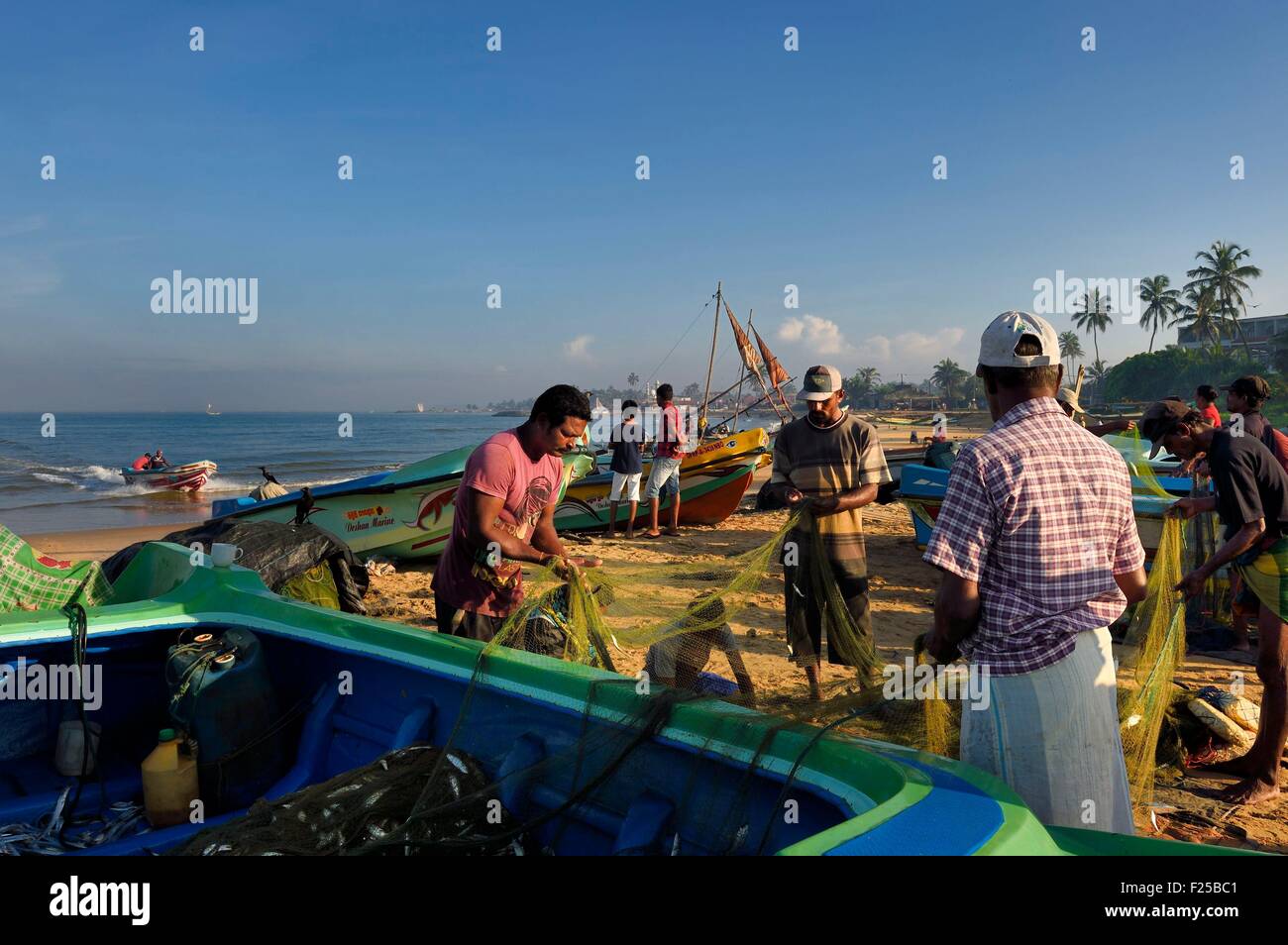 Sri Lanka, Western Province, Negombo, fishermen sorting their nets on the Porathota beach Stock Photo