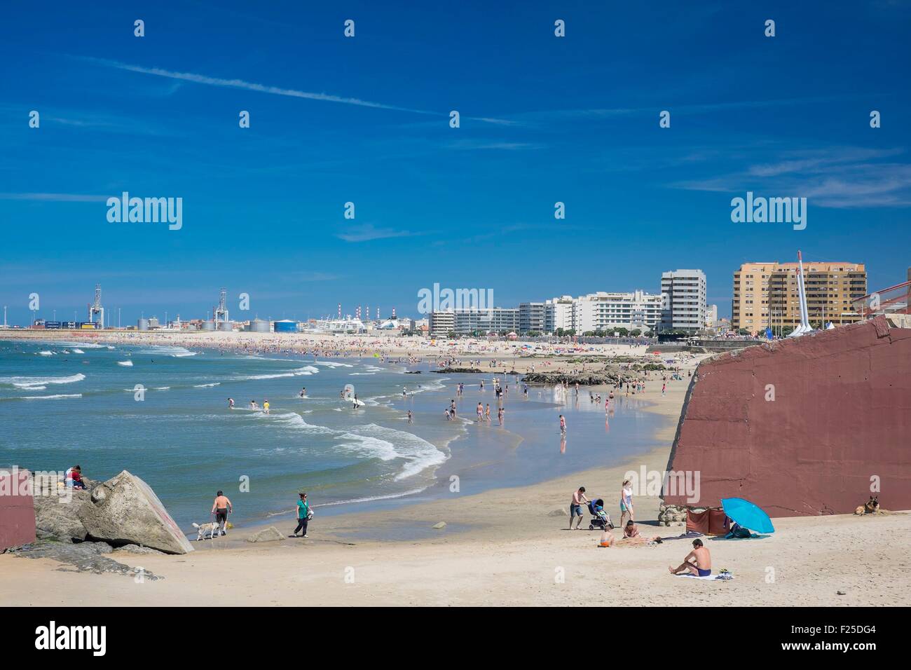 portugal-north-region-matosinhos-the-urban-beach-and-leixoes-harbour