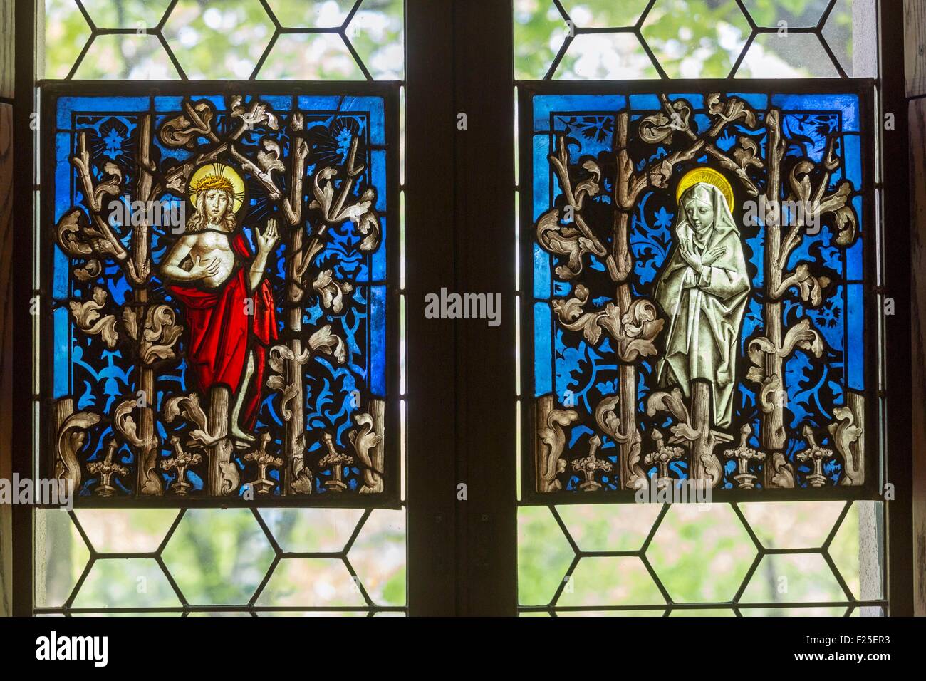 United States, New York, Manhattan, Washington Heights, The Cloisters, stained glass, Man of Sorrows and Mourning Virgin, Alsace Strasbourg ca. 1480 Stock Photo