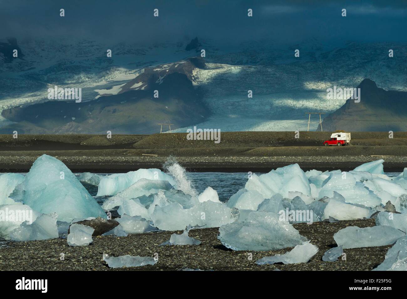 Iceland, South coast, Camping car on the beach near Jokulsarlon