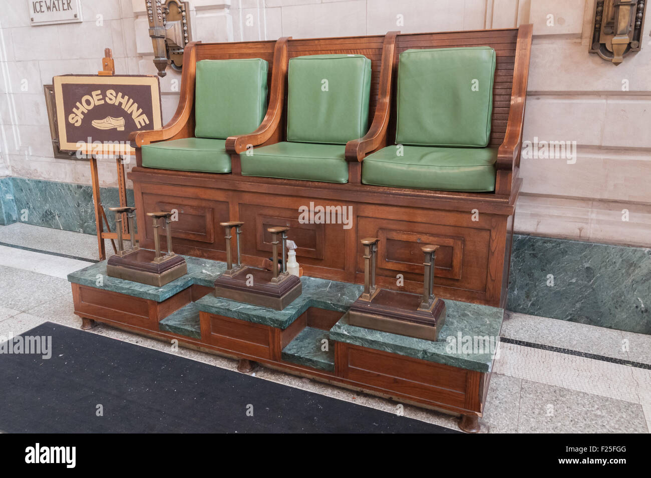 Shoe shine stand hi-res stock photography and images - Alamy