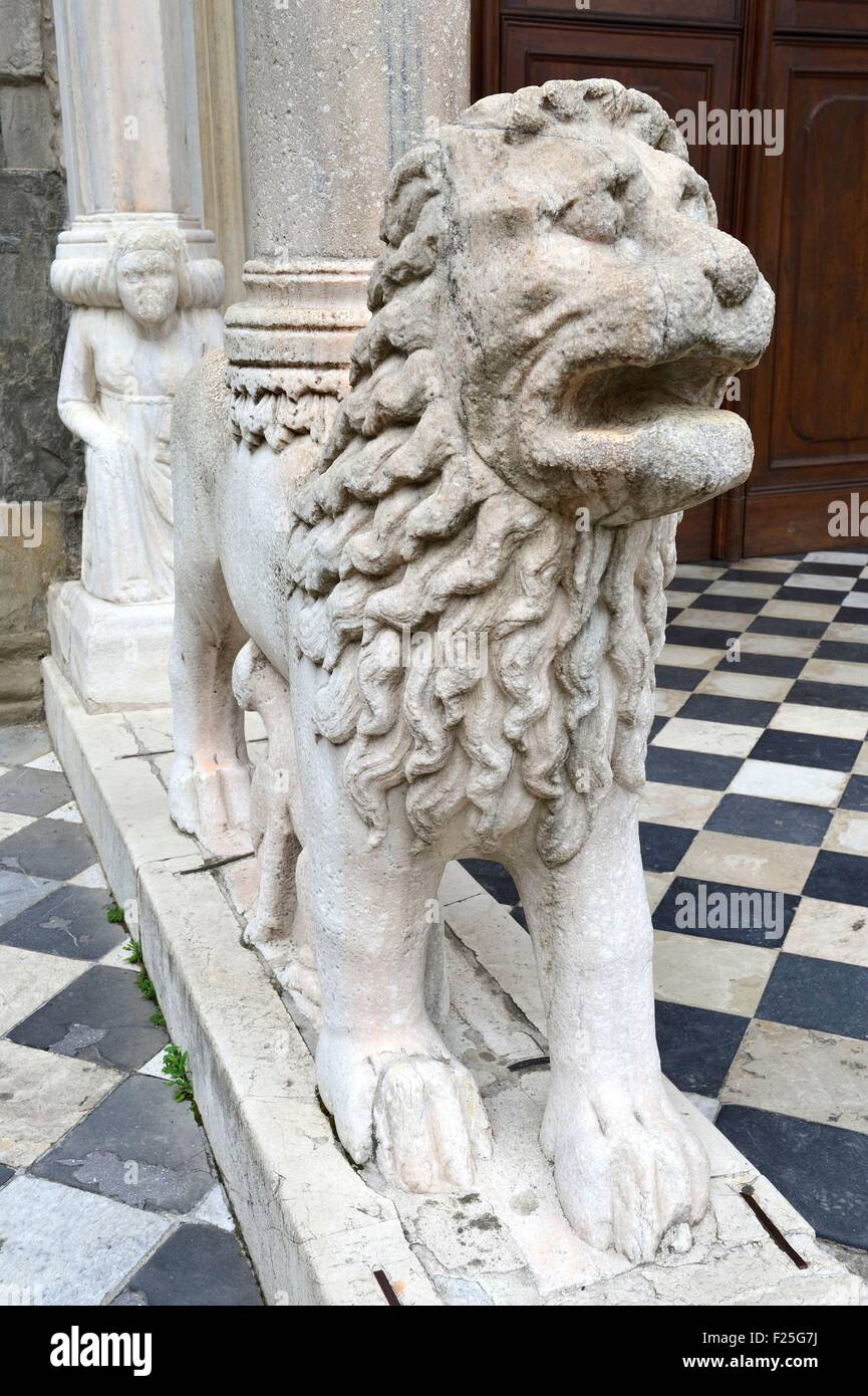 Italie, Lombardie, Bergame, Santa Maria Maggiore church, white lion Stock Photo