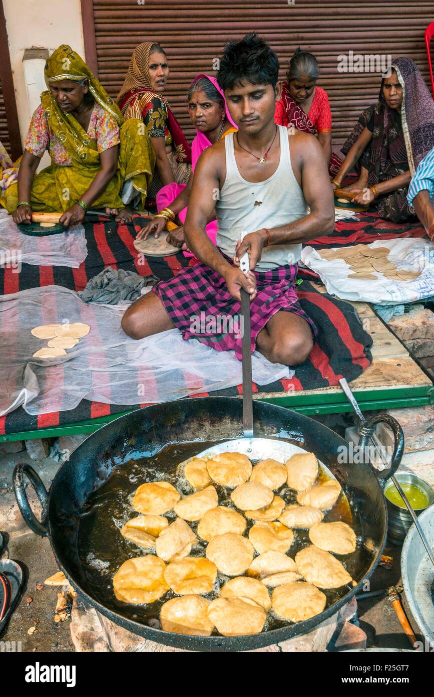 India, Uttar Pradesh state, Agra, frying puris on the street Stock Photo