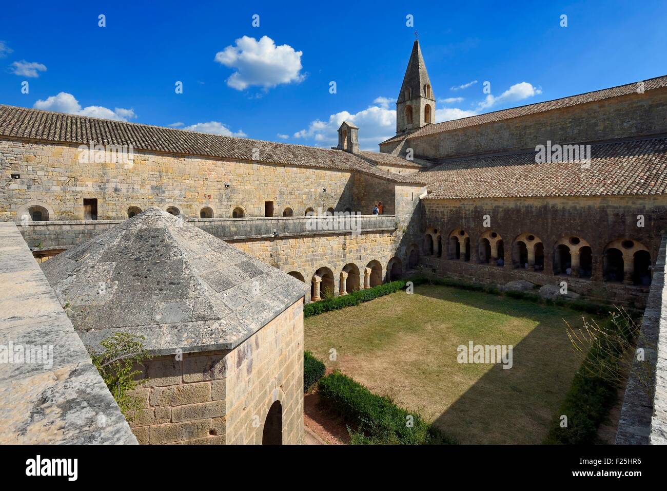 France, Var, the Thoronet cistercian abbey, the cloister Stock Photo