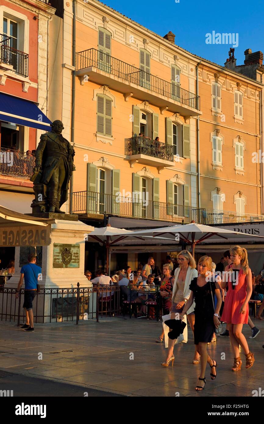 France, Var, Saint-Tropez, statue of vice-admiral Suffren and faτade of the Sube hotel on Suffren wharf Stock Photo