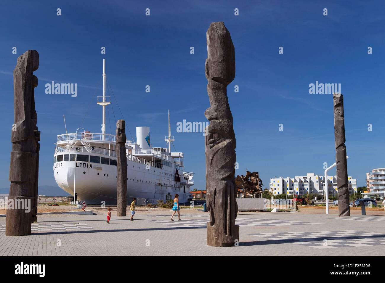 France, Pyrenees Orientales , Port Barcares, Lydia casino in a failed passenger ship and Totem au soleil by Sculptor Pierre Moreels Stock Photo