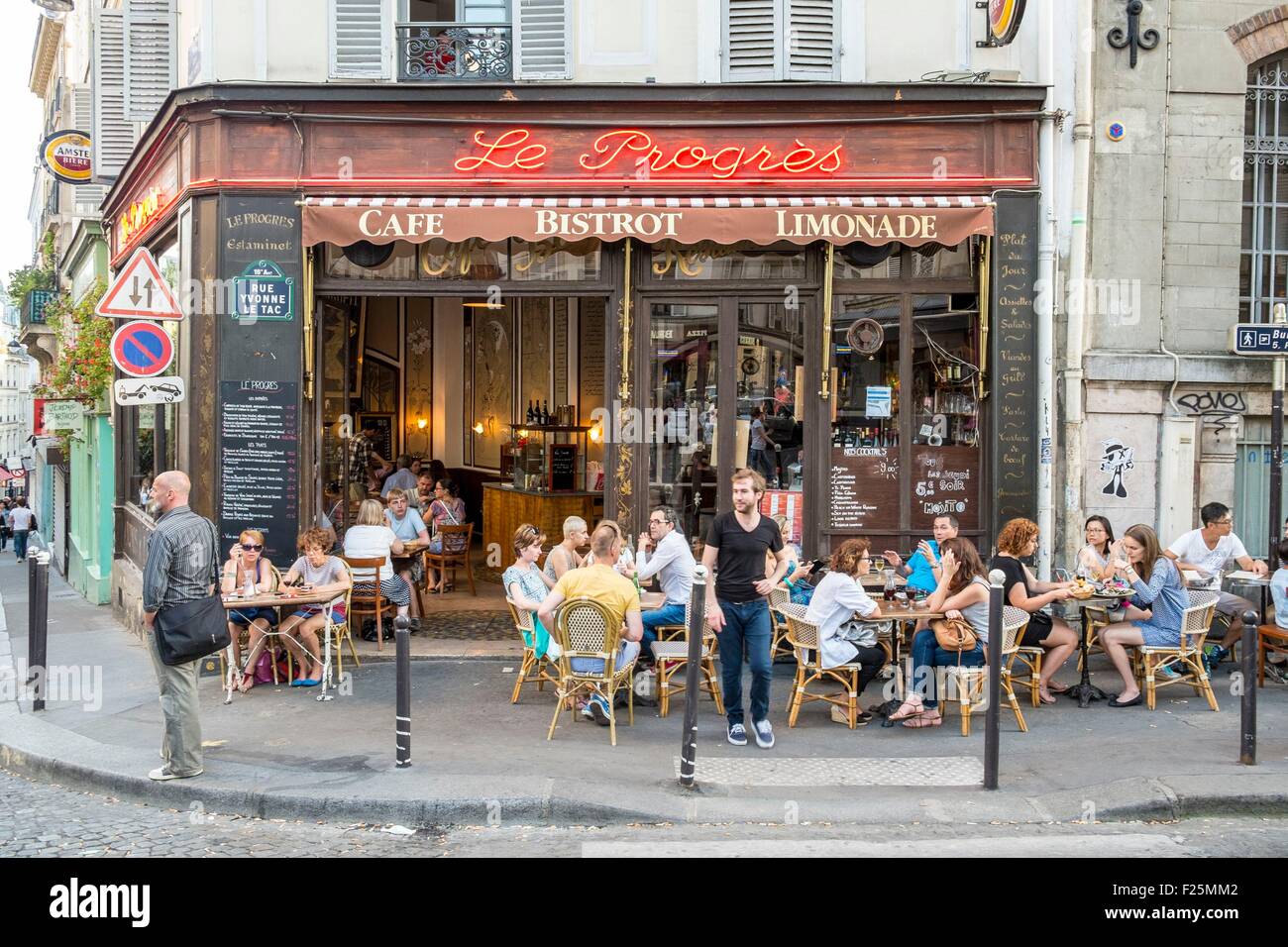 France, Paris, Montmartre district, the cafe Le Progres Stock Photo - Alamy
