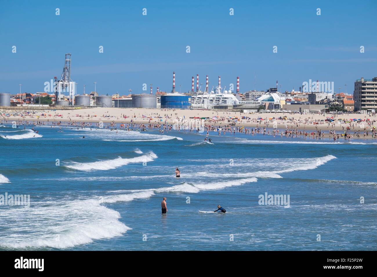 Portugal, North region, Matosinhos, the urban beach and Leixoes harbour in the background Stock Photo
