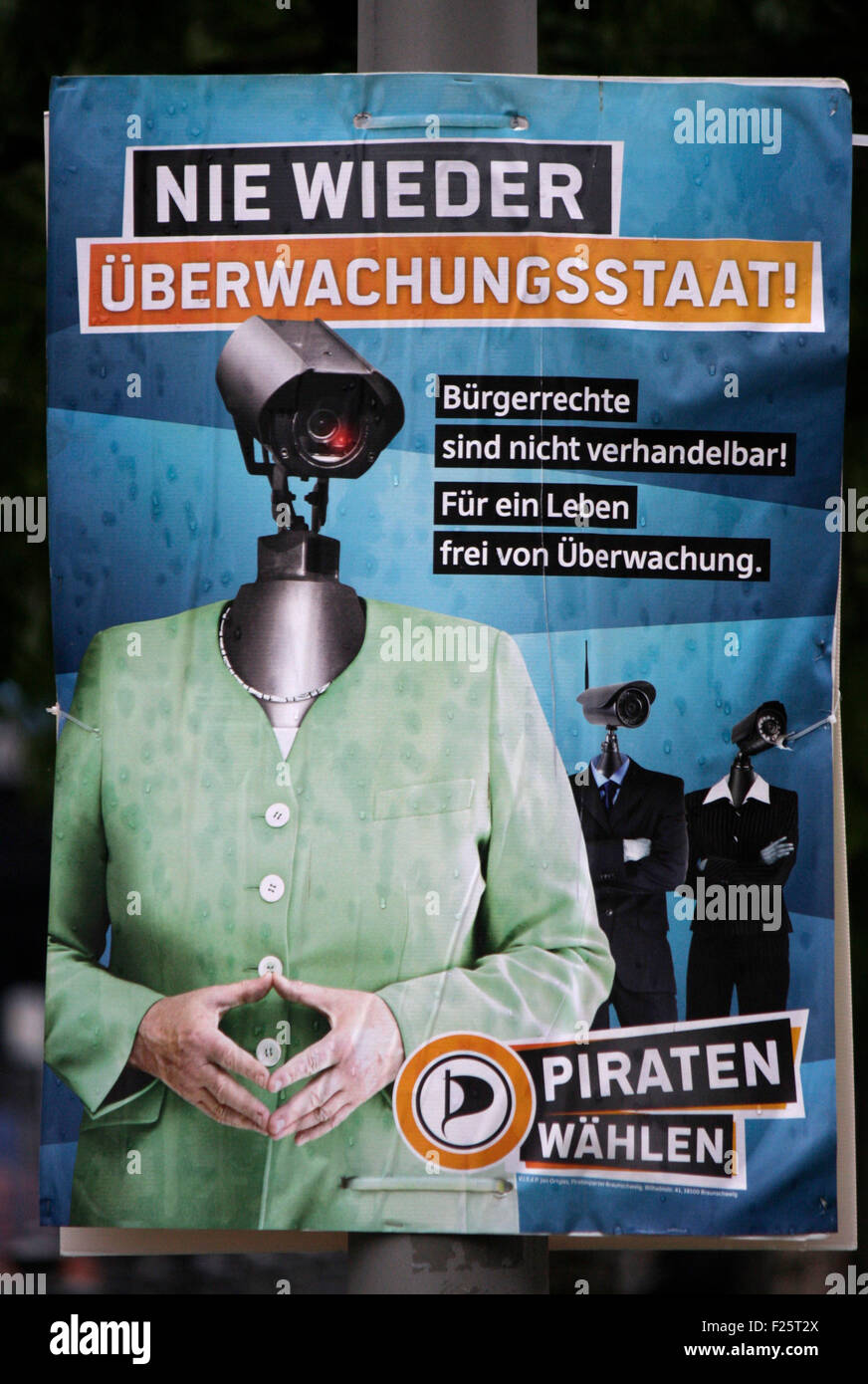 Bundestagswahlkampf 2013: Wahlplakat der Piratenpartei mit einer Ueberwachungskamera, die auf den Koerper von Bundeskanzlerin An Stock Photo