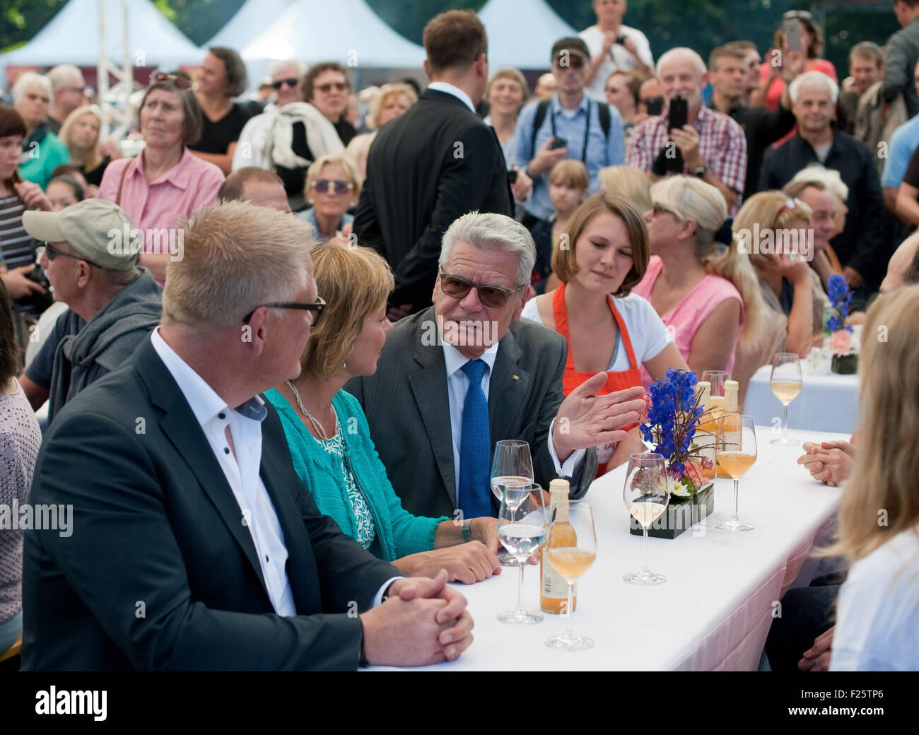 Berlin, Germany. 12th Sep, 2015. German President Joachim Gauck (C) and his partner Daniela Schadt (2.f.l) sit with staff of the Tafel charity in the gardens of Schloss Bellevue in Berlin, Germany, 12 September 2015. Today is the second day of the citizens' festival. PHOTO: KLAUS-DIETMAR GABBERT/DPA/Alamy Live News Stock Photo