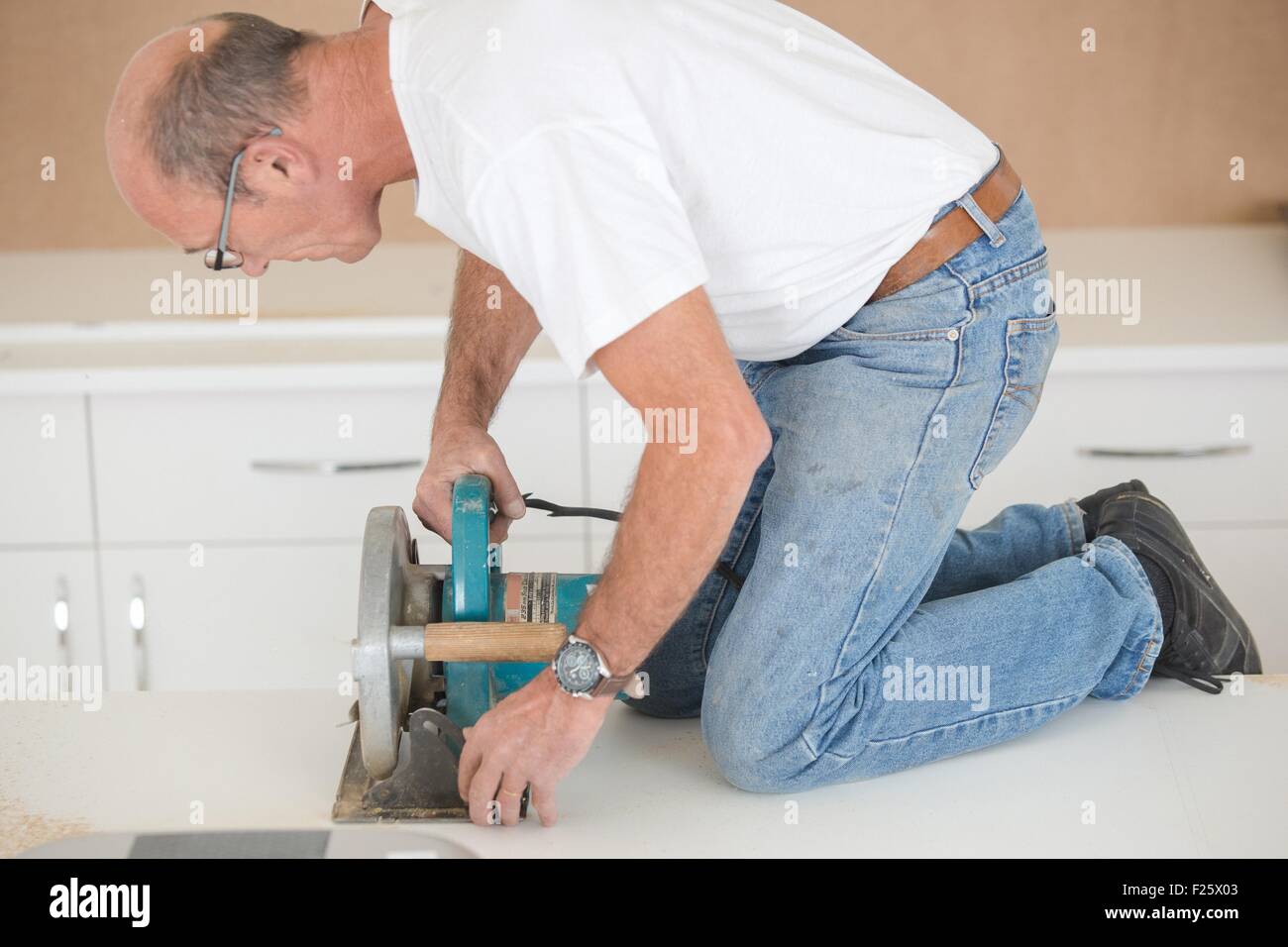 Builder using circular bench saw Stock Photo Alamy