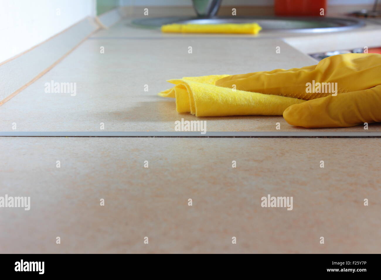 Damp cloth table hires stock photography and images Alamy
