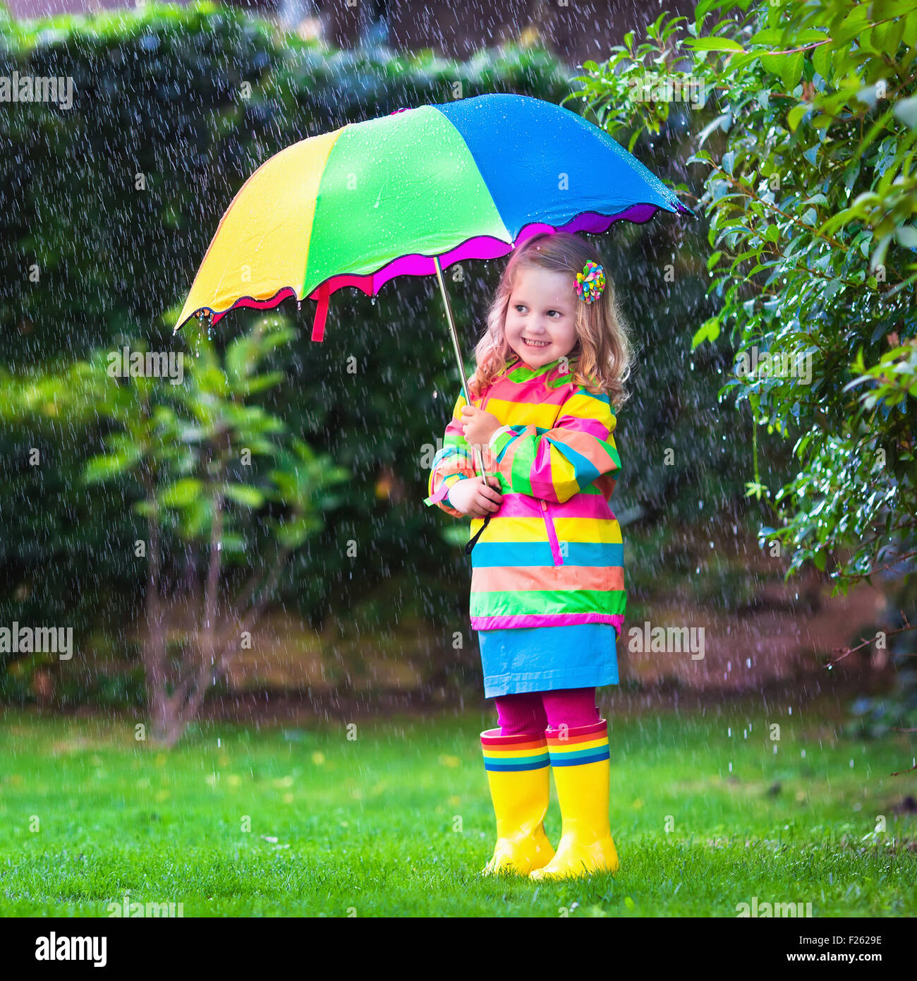 Сколько лет зонтику. Зонтик для детей. Ребенок с радужным зонтом. Ребенок с разноцветным зонтом. Девочка с ярким зонтиком.