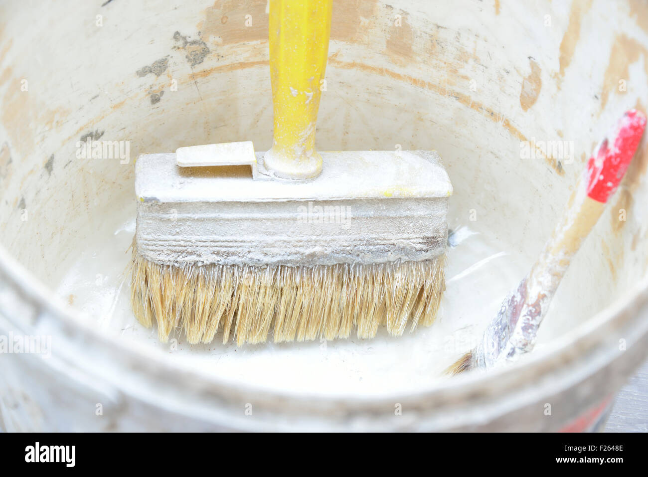 Wallpaper paste bucket hi-res stock photography and images - Alamy
