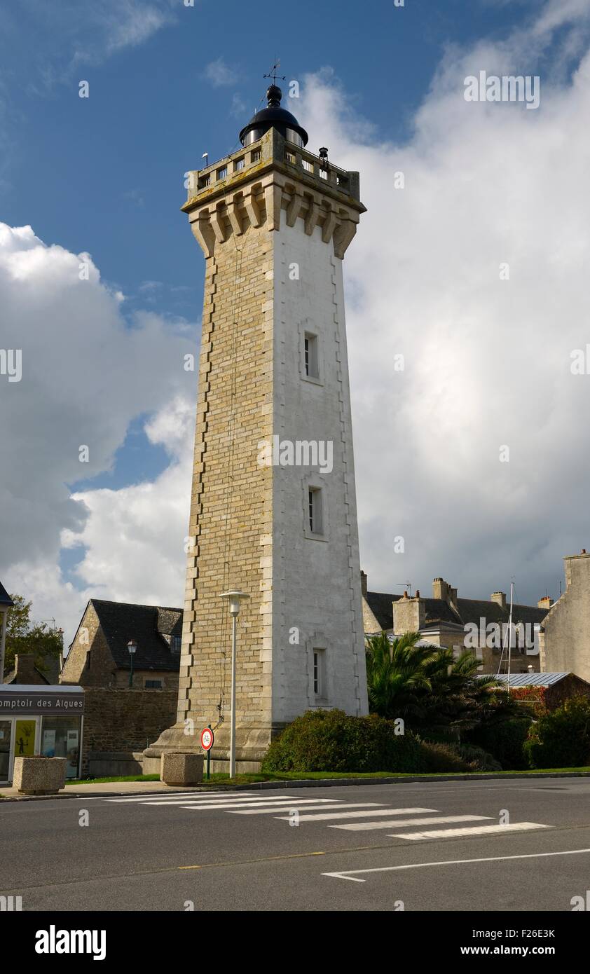 Roscoff Lighthouse, built 1915, overlooks the harbour of Roscoff. Finistere, Brittany, France Stock Photo