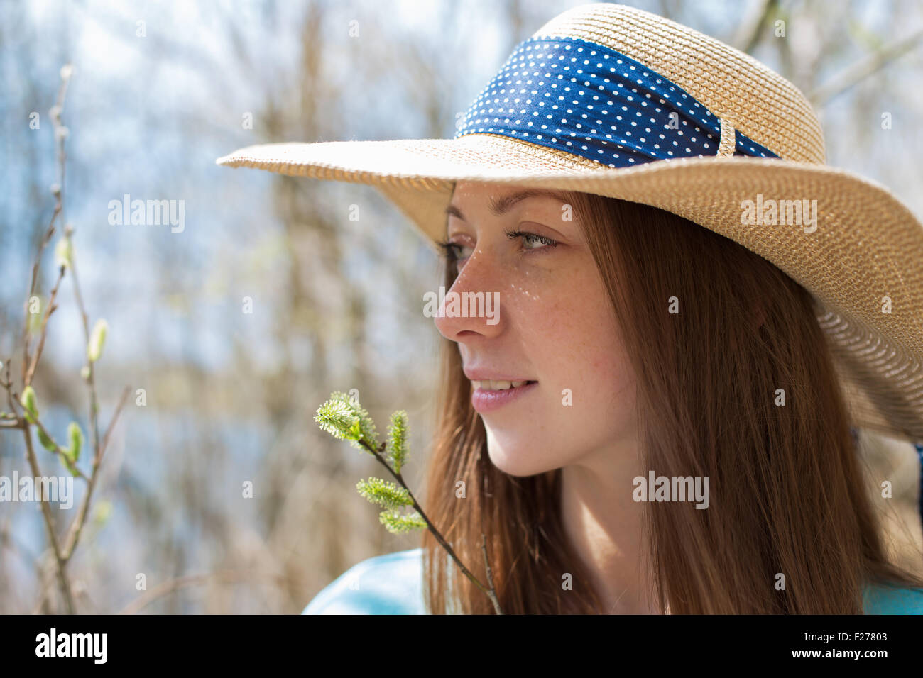 Female smile happy sun hat hi-res stock photography and images - Alamy