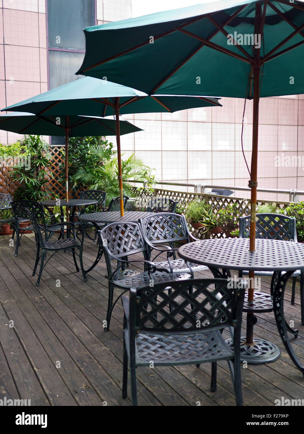 Coffee shop outdoor tables hi-res stock photography and images - Alamy