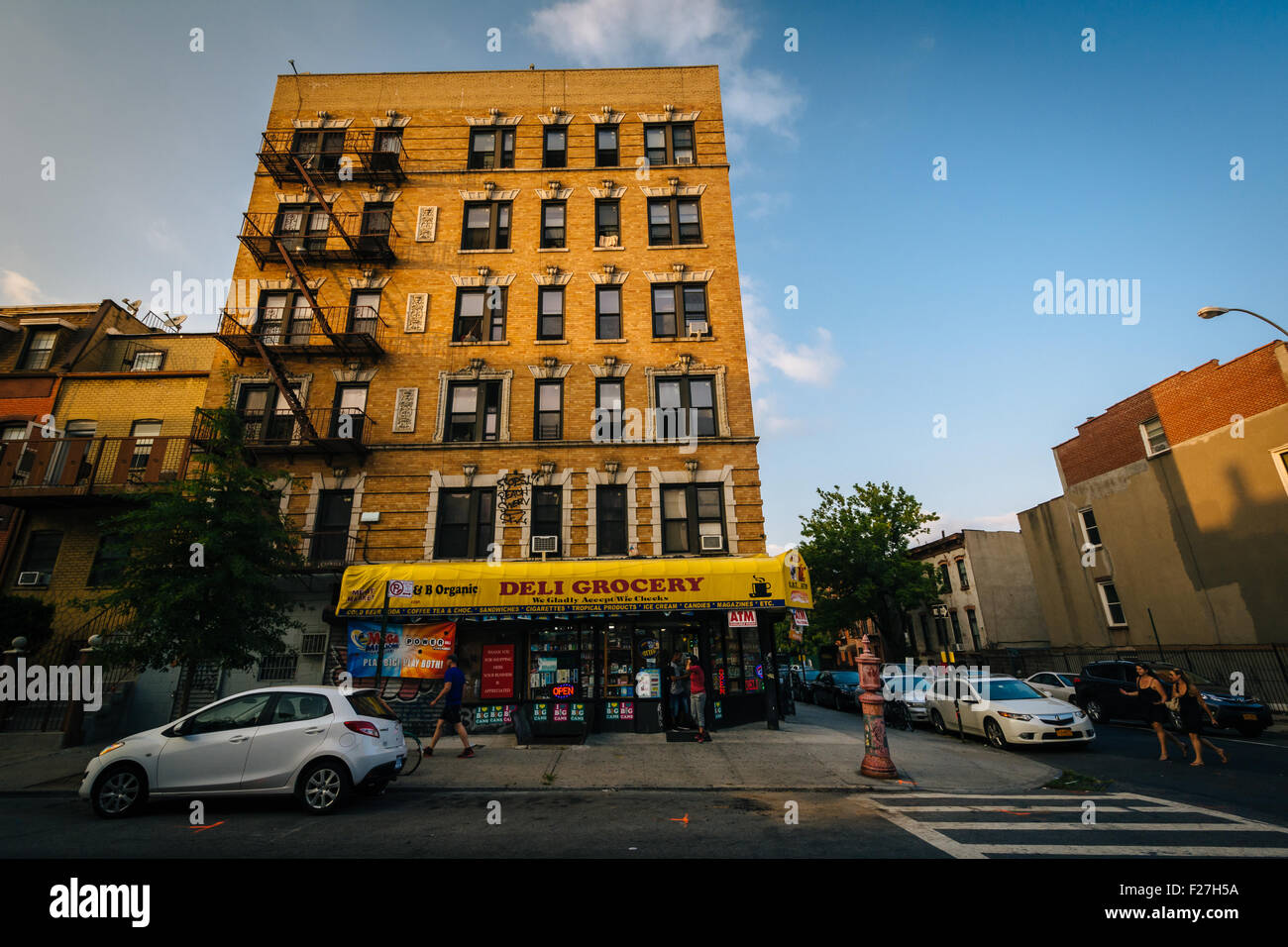 Grocery store in Williamsburg, Brooklyn, New York Stock Photo Alamy