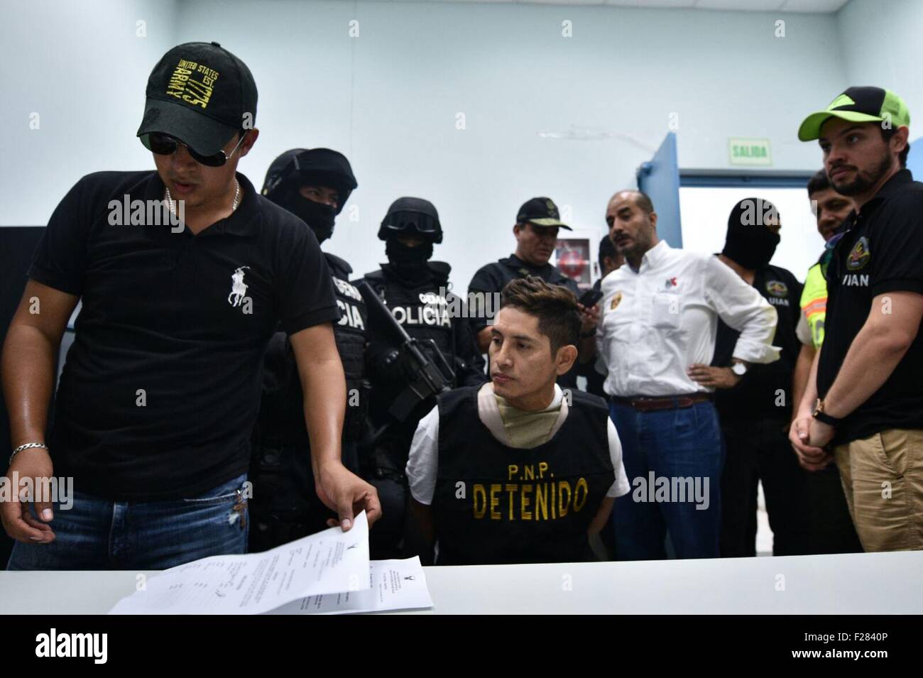 Tumbes, Peru. 13th Sep, 2015. Policemen guard alleged drug trafficker Gerald Oropeza (C) in Tumbes, Peru, on Sept. 13, 2015. Gerald Oropeza, an alleged drug trafficker on the Peru?s most wanted list, was arrested in a joint operation between an Ecuadorean and Peruvian anti-narcotics unit in the Ecuadorean state of Santa Elena. Credit:  Juan Carlos Guzman Negrini/ANDINA/Xinhua/Alamy Live News Stock Photo