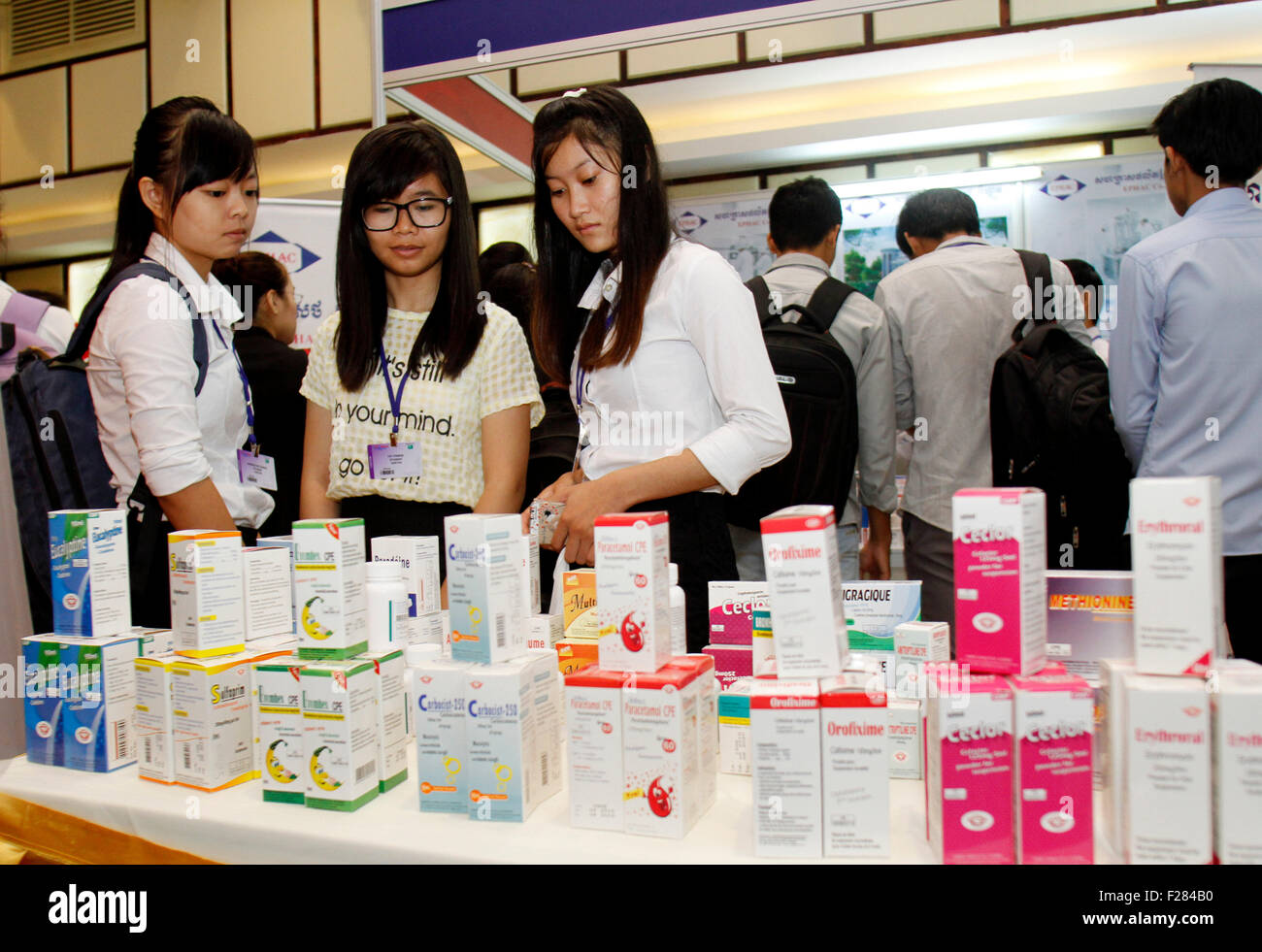 Phnom Penh, Cambodia. 14th Sep, 2015. People look at medical products during a pharmaceutical expo in Phnom Penh, capital of Cambodia, on Sept. 14, 2015. Cambodia organized the first international exhibition on the pharmaceutical and medical industry on Monday in a bid to boost the development of this fledgling sector, officials said. © Sovannara/Xinhua/Alamy Live News Stock Photo