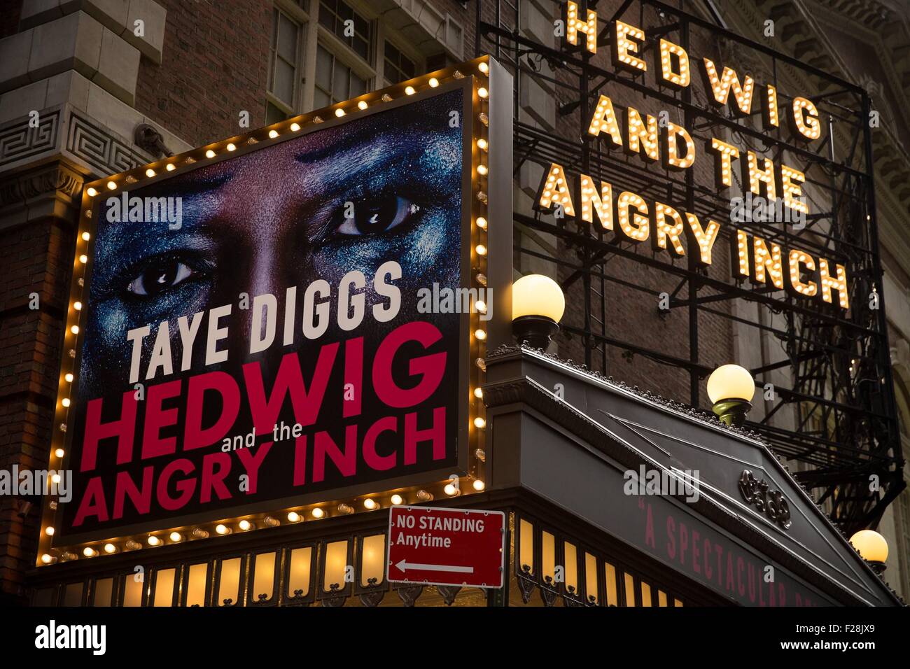 Jan 19, 2001; Toronto, ON, Canada; Actor JOHN CAMERON MITCHELL as Hedwig  and MICHAEL PITT as Thomas in 'Hedwig and the Angry Inch'. Directed by John  Cameron Mitchell Stock Photo - Alamy