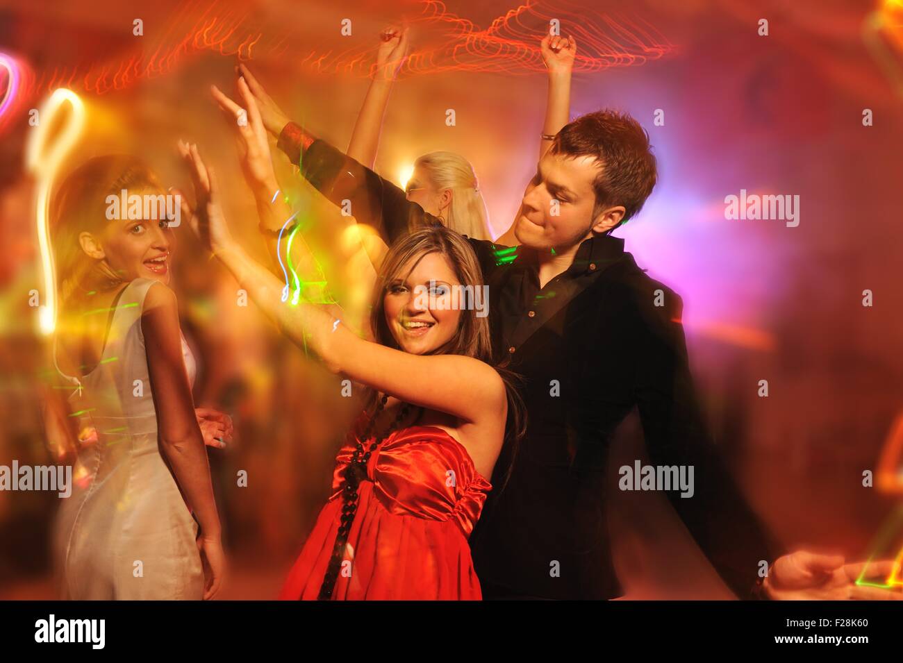 Движущийся человек на длинной выдержке со вспышкой. Огни на длинной выдержке. Фото со вспышкой и экспозицией. Выдержки со вспышкой. Свадебные фото размытые.